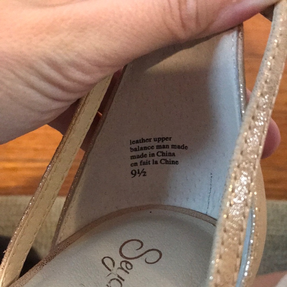 Gold pointed toe Flats - Picture 5 of 7